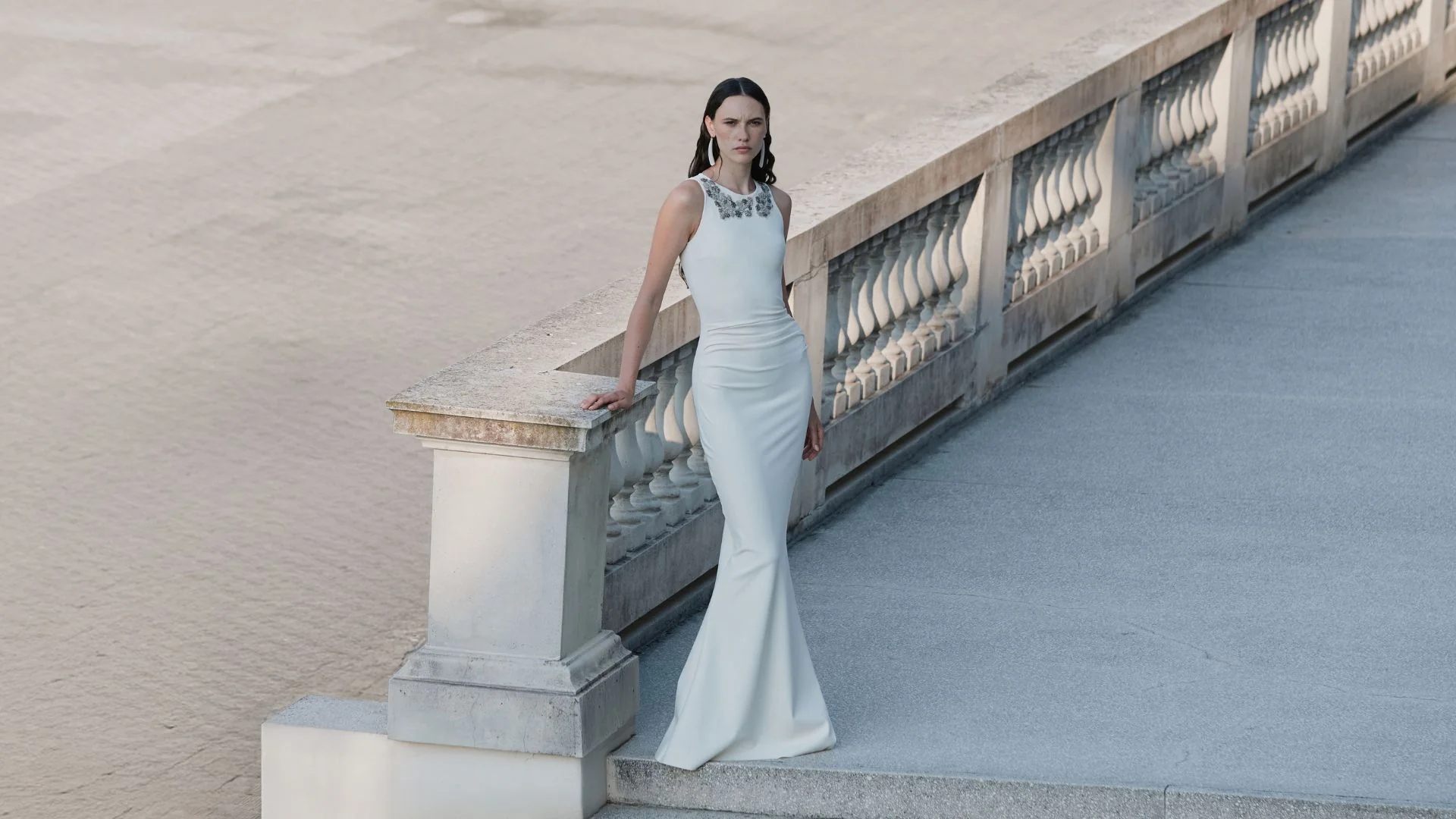 Model in weißem Chiara Boni Kleid