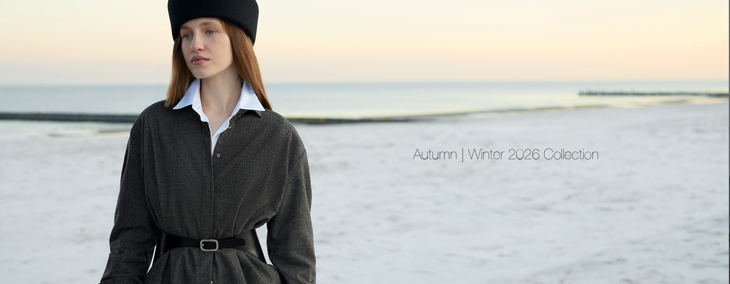 Model von ÉMANOU am Strand